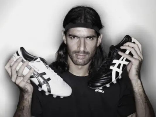 Loco Abreu et Asics, ensemble contre le racisme ! Loco Abreu et Asics, ensemble contre le racisme !