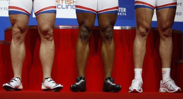Au milieu, les cuisses de Gregory Baugé
