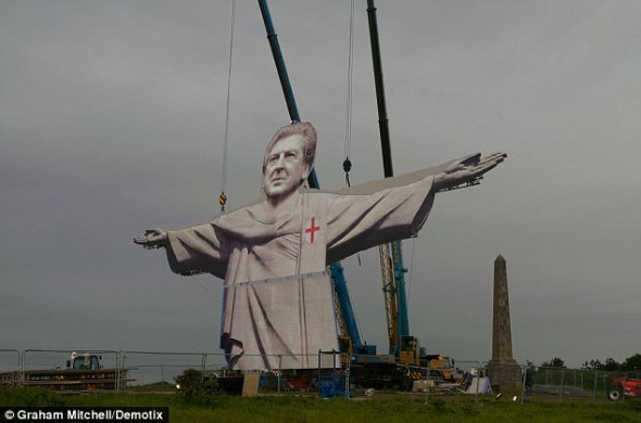 Paddy Power installe une statue géante du coach anglais