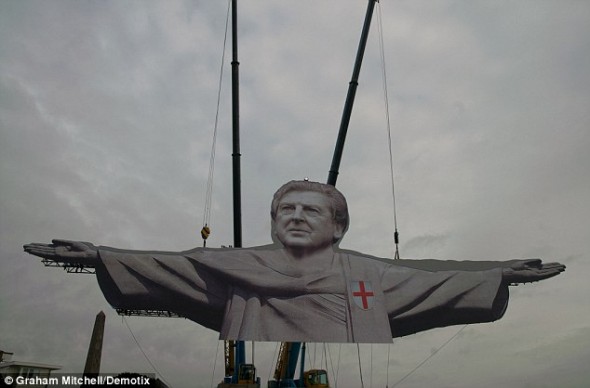 Paddy Power installe une statue géante du coach anglais
