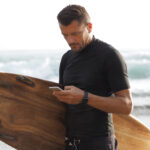 Surfeur avec un smartphone