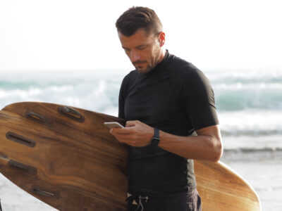 Surfeur avec un smartphone