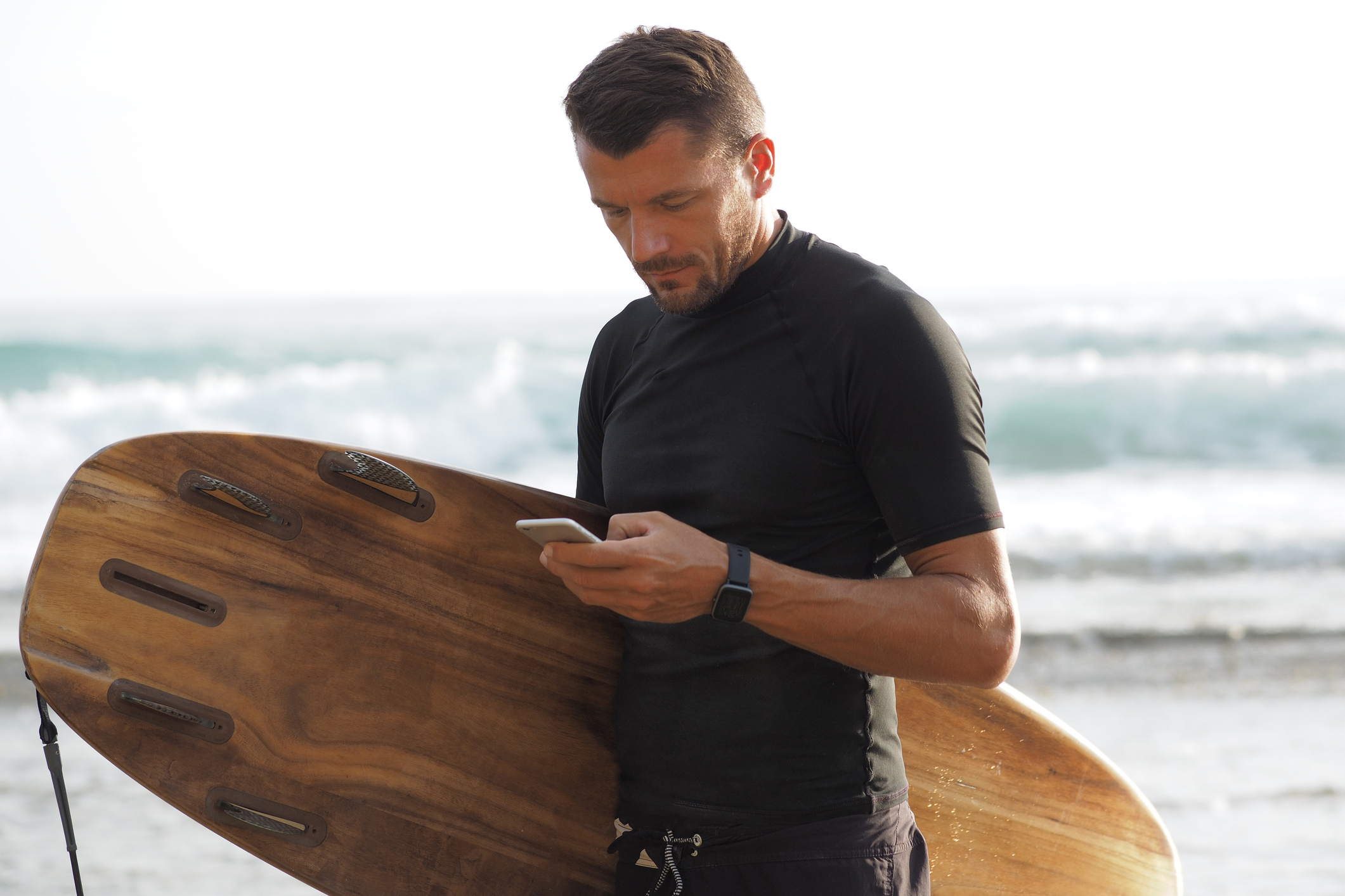 Surfeur avec un smartphone
